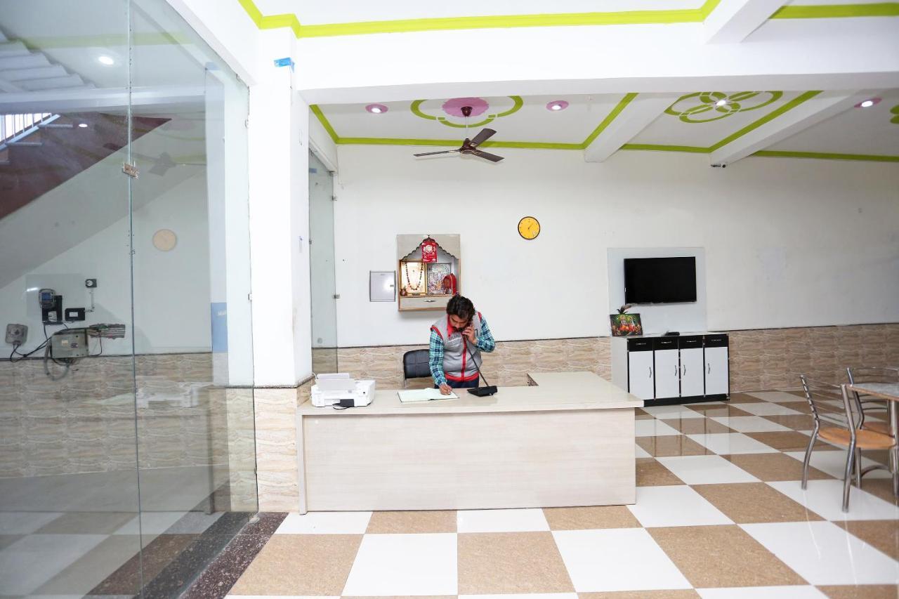 Oyo 29517 Hotel Barsana Palace Chhata Exterior foto